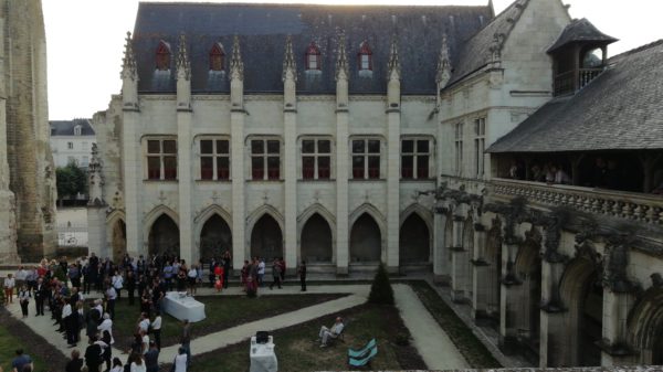 Francois Tomasi fait le mur au Cloître de la Psalette