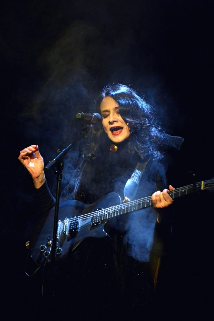 Claire Diterzi plante un arbre  à l’Opéra de Tours