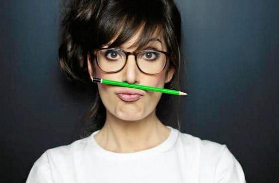 Nora Hamzawi à l’Espace Malraux : un spectacle complexement dingue