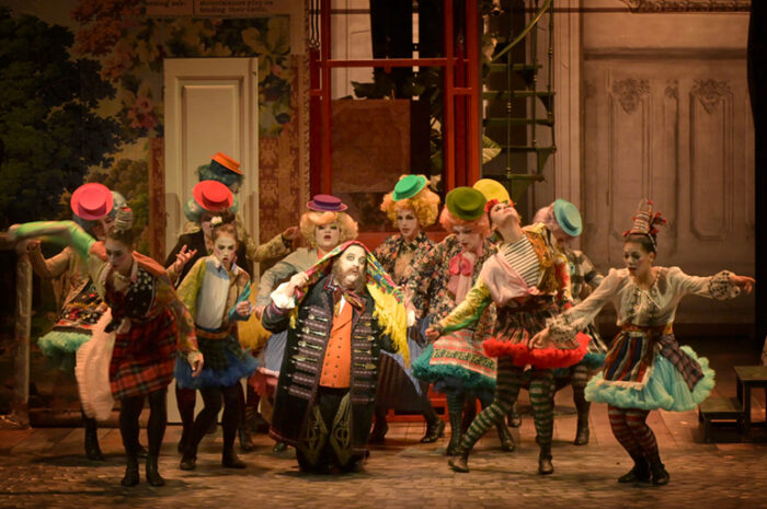 Lacroix et&nbsp;la&nbsp;bannière  La&nbsp;Vie&nbsp;parisienne à&nbsp;l’Opéra de&nbsp;Tours