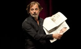 Christophe Alévêque fait sa "Revue de presse" au Bateau Ivre de Tours. (Photo DR)