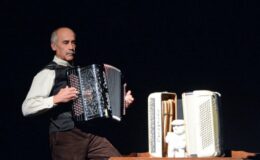 Serge Rigolet, accordéoniste, à la Grange-Théâtre de Vaugarni.