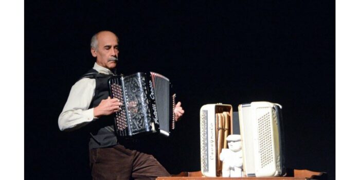 Serge Rigolet, accordéoniste, à la Grange-Théâtre de Vaugarni.