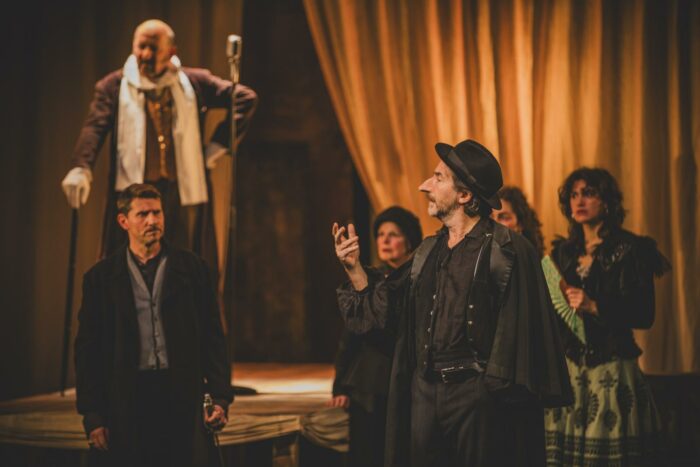 Édouard Baer est Cyrano de Bergerac à l'Espace Malraux de Joué-lès-Tours. (photo Matthieu Gerbaud)