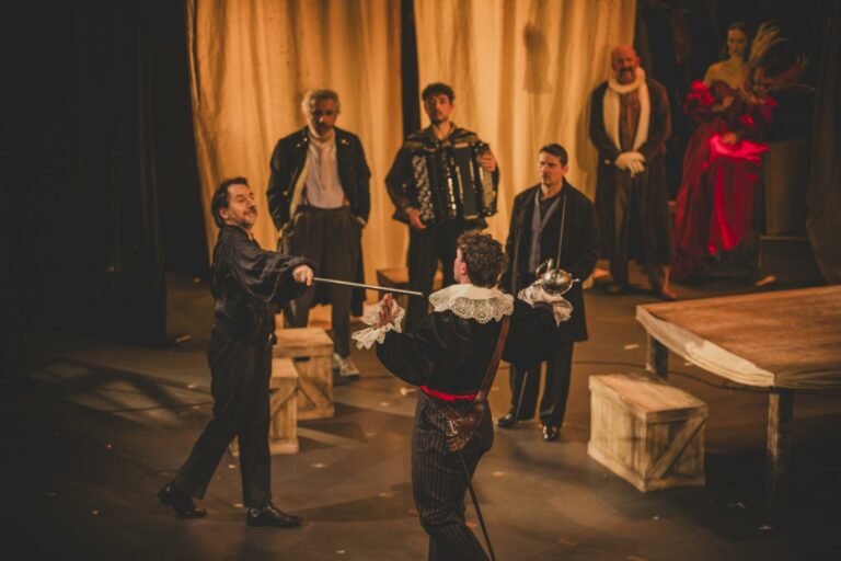 Édouard Baer est Cyrano de Bergerac à l'Espace Malraux de Joué-lès-Tours. (photo Matthieu Gerbaud)